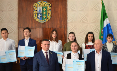 Учнів з Кіцманського району, які перемагали на олімпіадах і конкурсах, нагородили від районної влади