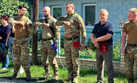 «Він не боявся куль і врятував мені життя»: побратими вшановують пам’ять Романа Радецького