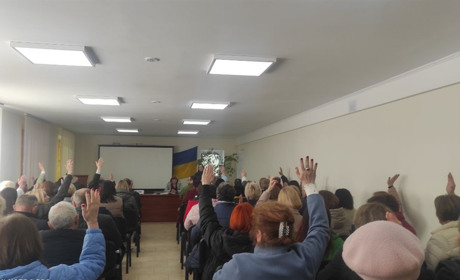 У Старокостянтинівській лікарні трудовий колектив скликав збори. Що сталося?