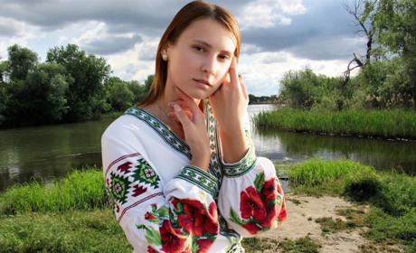 “У нитках — моя пам’ять”: біляївчанка Тетяна Степаненко вишила сорочку мрії