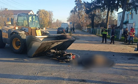 На Звягельщині зіткнулися навантажувач і мотоцикл — мотоцикліст загинув