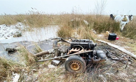 Побачили поліцію й втекли: у Сарненському районі викрили бурштинокопачів