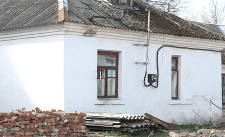 Житло для ВПО у Звягелі: зробили реконструкцію даху, замінили мережі та встановили вікна і двері