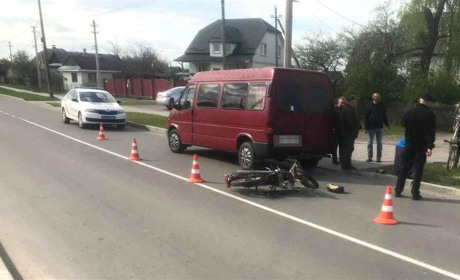 Взяв мопед без дозволу: в Сарнах неповнолітній врізався в мікроавтобус