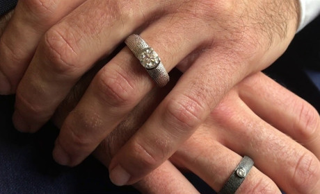 Як вибрати кільце з діамантом на день народження чоловіка: поради щодо вибору та вручення