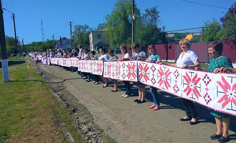 Як виглядає 100-метровий вишитий рушник, який створили у Привіллі 