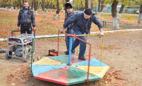 Чим біляївські комунальники займались в робочий час на ігровому майданчику 