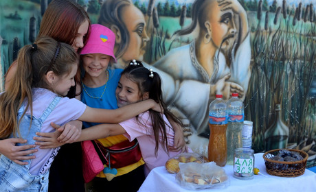 Продають кекси і компот: чотири подружки збирають гроші на Збройні сили України