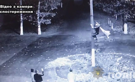До трьох років ув'язнення загрожує мешканцю Іллінки за наругу над державним прапором. ВІДЕО