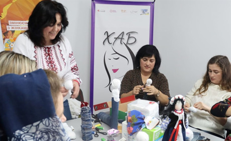 Кременецька мисткиня поділилась секретами виготовлення ляльки у ХАБі “Сильна”