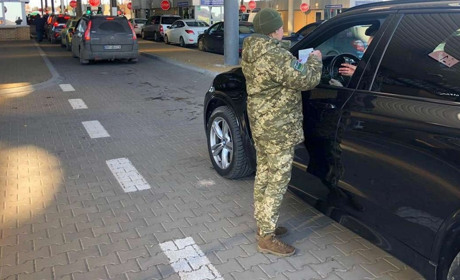 Чоловіки призовного віку можуть виїздити за кордон для супроводу родичів на лікування