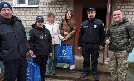 Шосткинські правоохоронці доставили допомогу сімʼям, які опинились в складних життєвих обставинах