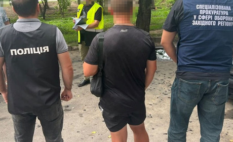 2 тисячі доларів – і ти не призовник: на Хмельниччині викрили працівника військкомату