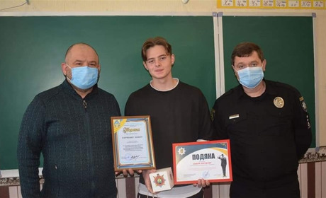 У Волновасі нагородили Павла Харченка із школи №7, який допоміг спіймати злодія