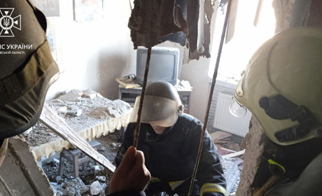 На Ківшарівці з під завалів рятувальники дістали тіло жінки: шансів вижити у неї не було