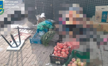 Окупанти вдарили поряд із ринком у центрі Херсона: є загиблі та поранені