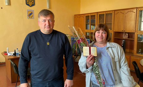 Багатодітній матері з прикордонного села на Глухівщині вручили відзнаку «Мати-героїня»