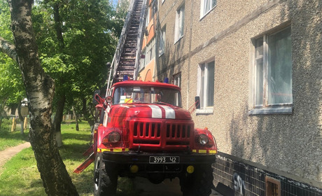 Рятувальники звільнили бабусю із зачиненої квартири на четвертому поверсі у Вараші
