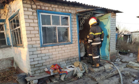 Пожежа в Миколаївці: чоловік виніс з палаючого будинку немовля, обидвоє мають опіки