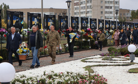 Південноукраїнці вдячні воїнам: полеглим і живим. Відбувся мітінг до Дня захисників і захисниць