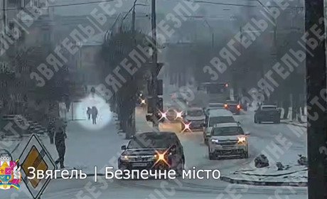 Камера відеоспостереження у центрі Звягеля зафіксувала, як дитину збила автівка