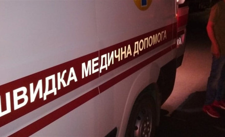 У Волновасі автівка протаранила велосипедиста та зникла з місця пригоди: постраждалий в лікарні