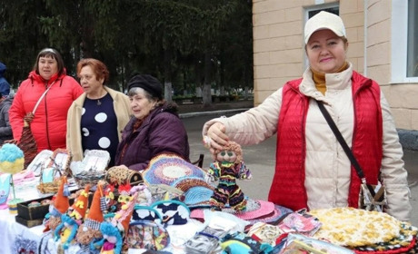 Про друге життя в усіх сенсах. У Первомайську відкрилася виставка робіт Олени Попової