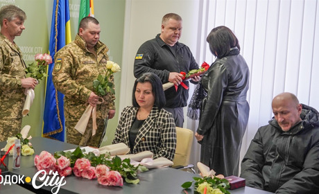 Ордени «За мужність». У Городку вручили посмертні нагороди рідним ще п'ятьох загиблих героїв