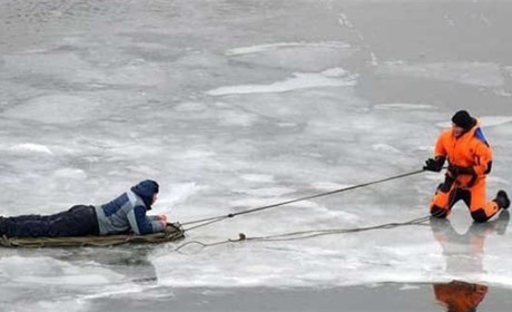 Як не піти під лід. Жовтоводські рятувальники назвали правила поведінки на воді взимку