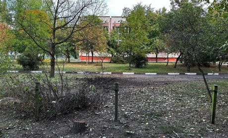 На Херсонщині окупанти поцілили у критичну інфраструктуру, освітні та медичний заклади, будинки