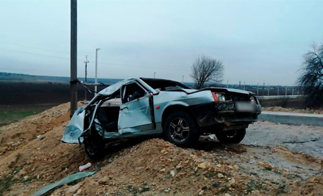 На Херсонщині водій напідпитку врізався в бетонну електроопору. Його пасажир загинув на місці