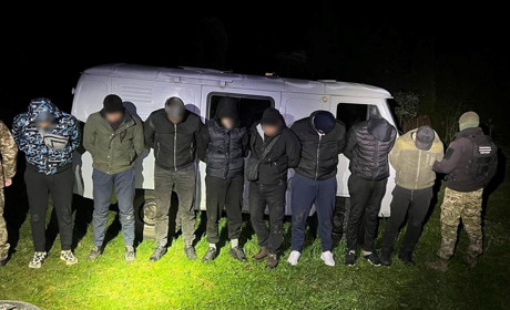 Чоловіки з Житомирщини намагалися на "буханці" проїхати у Румунію за 9 тисяч євро