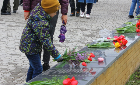Троїчани 9 травня біля Меморіалу загиблим воїнам влаштували флешмоб: співали пісню "День Победы"