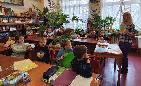 8 березня – весняні квіти на листівці