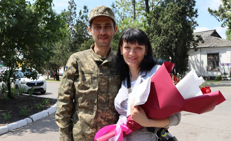 Побралися під час війни: У Петропавлівці поєднали долі Павло та Лілія з Вінничини