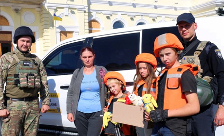 Херсонські поліцейські евакуюють родини з дітьми з районів, що потерпають від щоденних обстрілів
