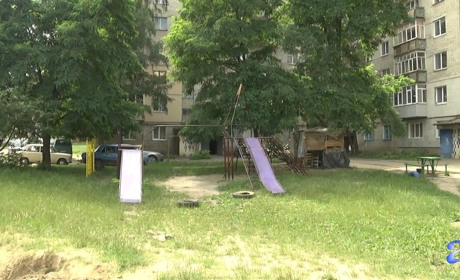 Як юний шосткинець облаштовує майданчик у багатоквартирному будинку
