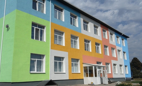 У Миколаївській громаді за парти сіли першокласники та випускники: які заходи вживала влада