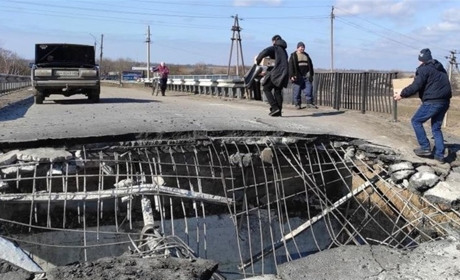 Живуть у підвалі з 5 березня - поліцейські роздають гуманітарну допомогу жителям Великої Новосілки