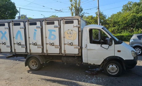 Росіяни дроном вбили водія хлібовоза у Херсоні: авто було з написом «ХЛІБ»