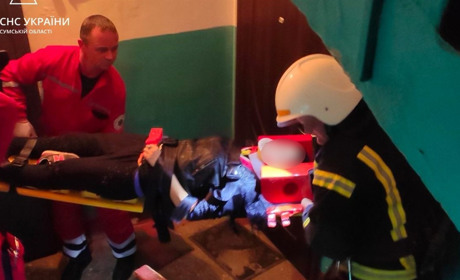 Рятувальники допомогли лікарям транспортувати жінку, яка випала з вікна у Шостці