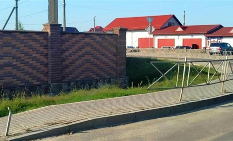 Зловмисника, який пошкодив паркан у Сарнах, розшукали