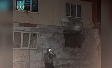 Окупанти поцілили у житловий будинок в Антонівці: загинула жінка, чоловік — поранений