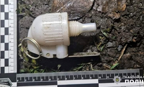 На Шепетівщині правоохоронці вилучили у 25-річного молодика гранату, запал до неї та наркотики