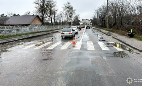 У Сарнах під колесами авто загинула пішохідка
