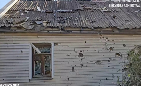 На Херсонщині російські терористи поцілили у житлові будинки та навчальний заклад