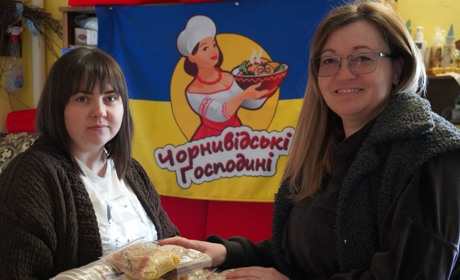 За день — до півтори тисячі банок каші: як шкільна їдальня у Чорниводах стала волонтерським хабом