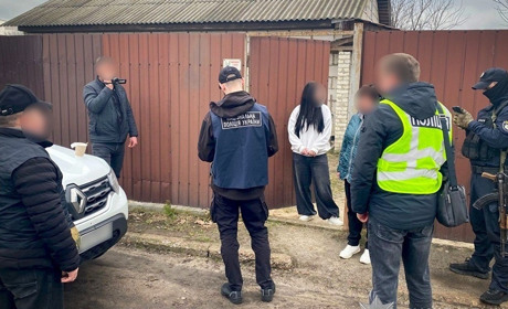 У Шостці правоохоронці затримали підозрюваного у хабарництві за вплив на посадовців ТЦК