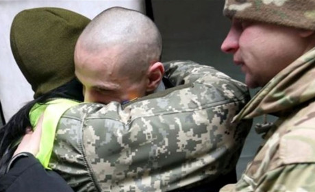 На Хмельниччину повернулись троє наших полонених бійців