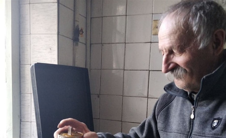 84-річний глухівчанин виготовив понад 300 окопних свічок для ЗСУ